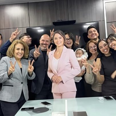 Mulher do PL faz post com imagem de Michelle de papelão
