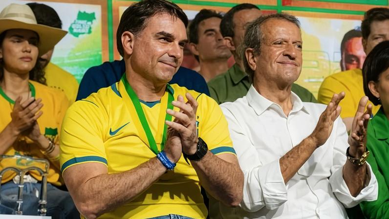 O senador e pré-candidato à Presidência, Flávio Bolsonaro (PL-RJ) e o presidente nacional do PL, Valdemar Costa Neto