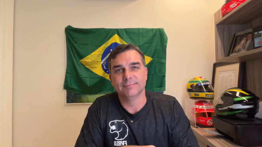 Senador Flávio Bolsonaro (PL) em live no YouTube