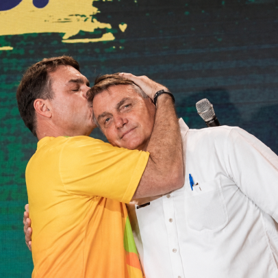 Moraes proíbe Flávio Bolsonaro de visitar Jair Bolsonaro por 90 dias