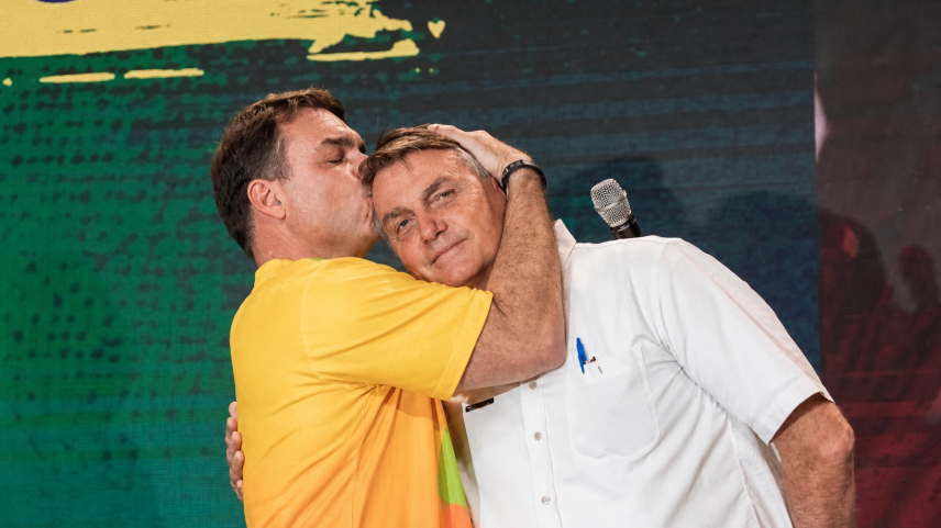 Moraes proíbe Flávio Bolsonaro de visitar Jair Bolsonaro por 90 dias
