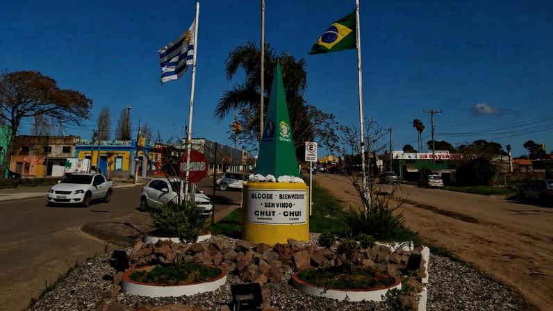 Sem muros ou cancelas, Chuí e Chuy dividem a mesma avenida em uma fronteira viva de sotaques e culturas. (Foto: Kelwin Ferraz/Prefeitura de Chuí)