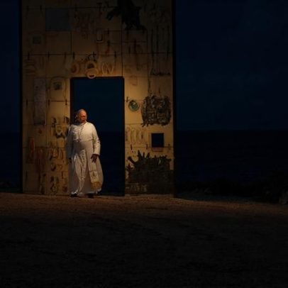 Papa Leão XIV pede proteção aos imigrantes durante visita a ilha da crise