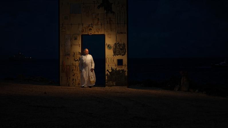 Papa visita o monumento 'Porta da Europa', feita para marcar a imigração para o continente. Foto: Tiziana Fabi/AFP