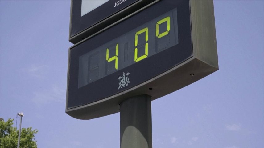 Painel digital de temperatura instalado em área externa, exibindo "40°” em dígitos grandes e verde‑amarelados