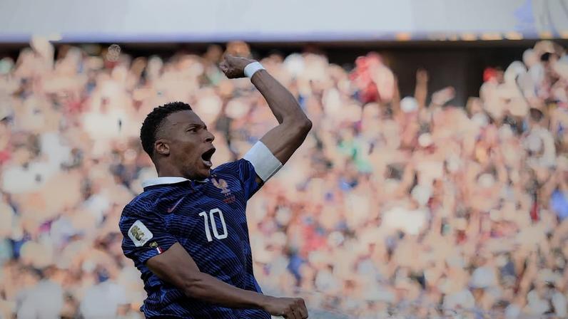 Mbappé comemora gol da França contra o Paraguai