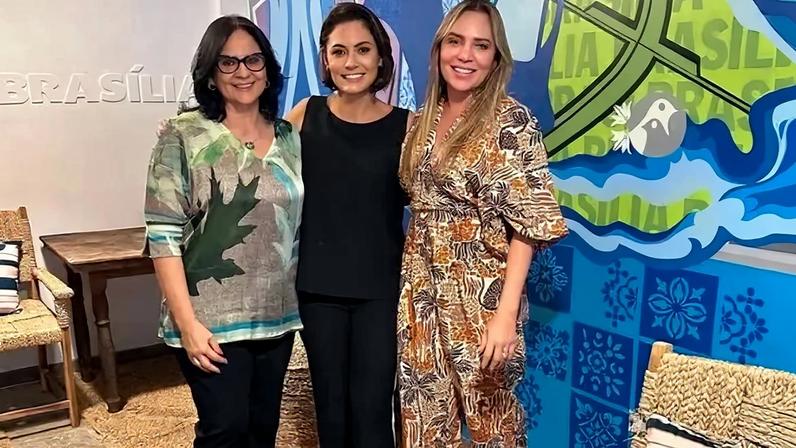 A senadora Damares Alves, a ex-primeira-dama Michelle Bolsonaro e a governadora do DF, Celina Leão - (Reprodução/Reprodução)