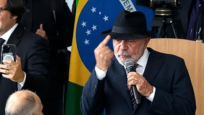 Lula mostra dedo do meio durante evento ao criticar quem pensa que 'pobre não gosta de coisa boa'