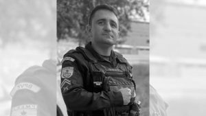 Foto em preto e branco mostra o policial militar Fernando Placido, morto durante perseguição no RJ