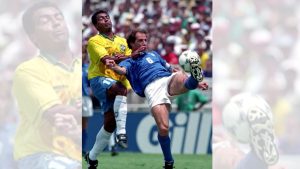 Baresi protege a bola do atacante brasileiro Romário durante o primeiro tempo da final da Copa do Mundo | Reprodução/Reuters