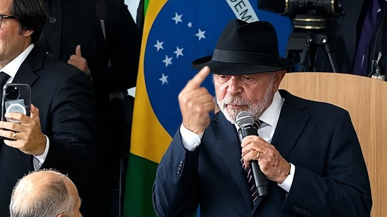 Lula mostra dedo do meio durante evento ao criticar quem pensa que "pobre não gosta de coisa boa"