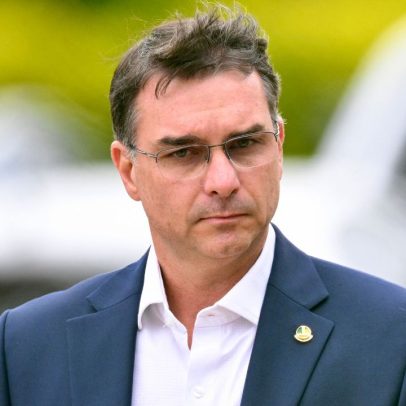 Flávio Bolsonaro volta a questionar urnas em encontro com diplomatas
