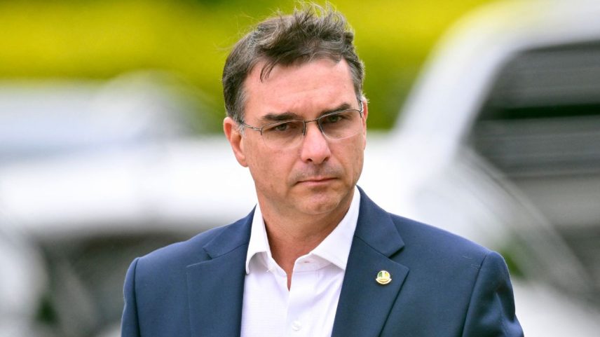 Flávio Bolsonaro volta a questionar urnas em encontro com diplomatas