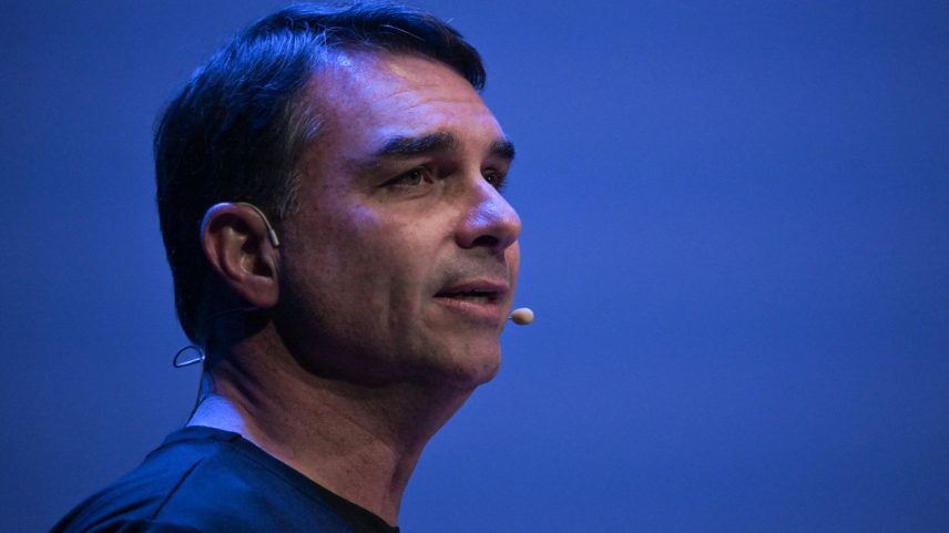 Flávio Bolsonaro nega ter trabalhado para empresa ligada a Vorcaro