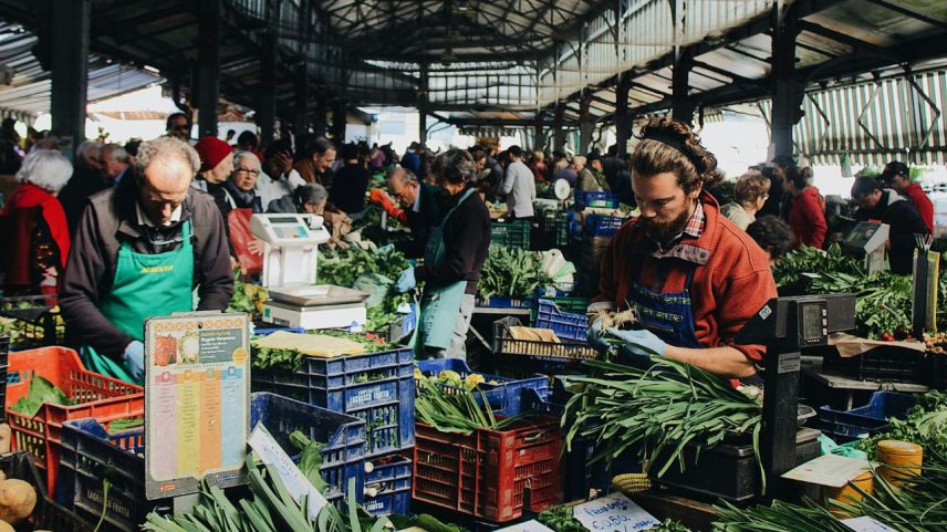 Cesta básica sobe em 17 capitais e salário ideal vai a R$ 8,1 mil