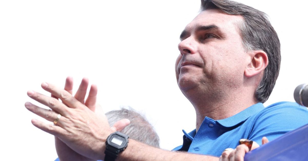 “Os que vão debater hoje não são meus adversários”, diz Flávio Bolsonaro em vídeo