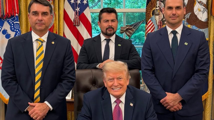 Flávio e Eduardo Bolsonaro durante reunião com Donald Trump | Reprodução/X