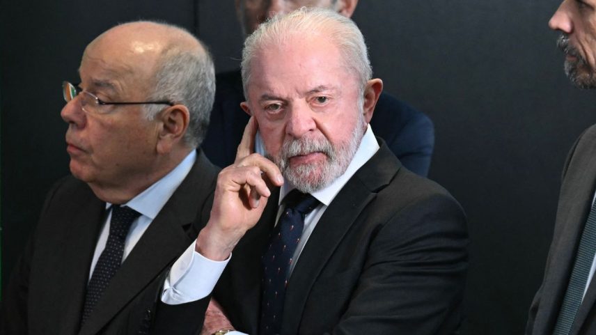O presidente Luiz Inácio Lula da Silva e o chanceler Mauro Vieira durante evento na Embaixada do Brasil em Washington após encontro com Donald Trump, em maio de 2026 | Foto: Saul Loeb/AFP