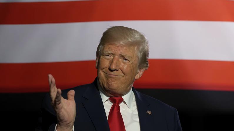 Donald Trump sempre lucrou com as transações de sua criptomoeda, independente se o ativo estava em alta ou em baixa. (Foto: EFE/Bonnie Cash)