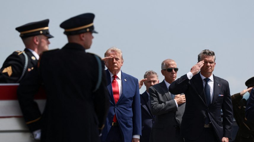 Trump acompanha repatriação de militares mortos no Irã