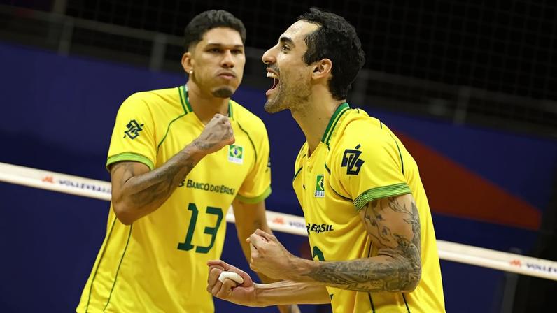 Douglas Souza em atuação na VNL masculina contra a Sérvia (Foto: Volleyball World)