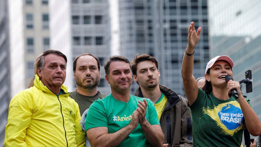 MIchelle vive atrito com filhos de Bolsonaro
