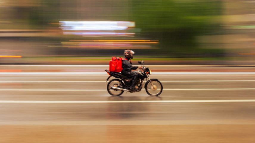 De acordo com o governo federal, a MP reduz exigências burocráticas para o exercício da atividade dos mototaxistas, motoboys e e motofretistas.