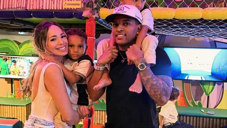 Rodrygo vive momento em família com filhos e ex-namorada