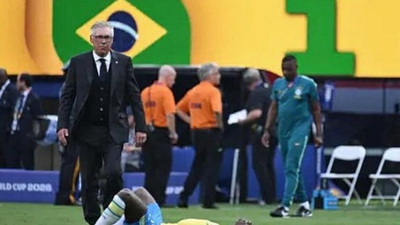 USA - COPA DO MUNDO/BRASIL X NORUEGA - ESPORTES - O técnico Carlo Ancelotti e o jogador Vini Jr, do Brasil, após a derrota para a Noruega ao final da partida válida pelas oitavas de final da Copa do Mundo disputada em East Rutherford Nova Jersey, perto de Nova York, nos Estados Unidos, neste domingo, 5 de julho de 2026. 05/07/2026 - Foto: ALEXANDRE BRUM/ENQUADRAR/ESTADÃO CONTEÚDO