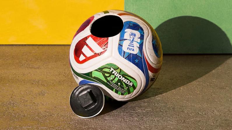 Trionda, a bola da Copa do Mundo 2026, possui tecnologia com chip integrado com sensor.