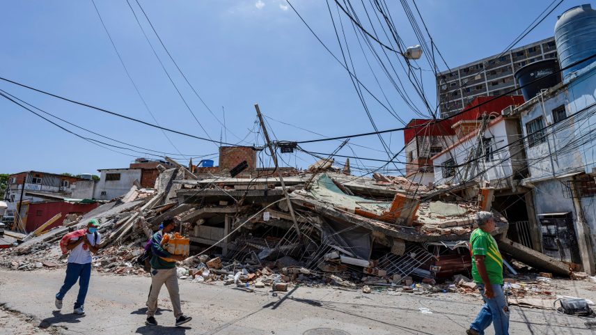 Equipes de resgate seguem em busca de milhares de desaparecidos sob escombros