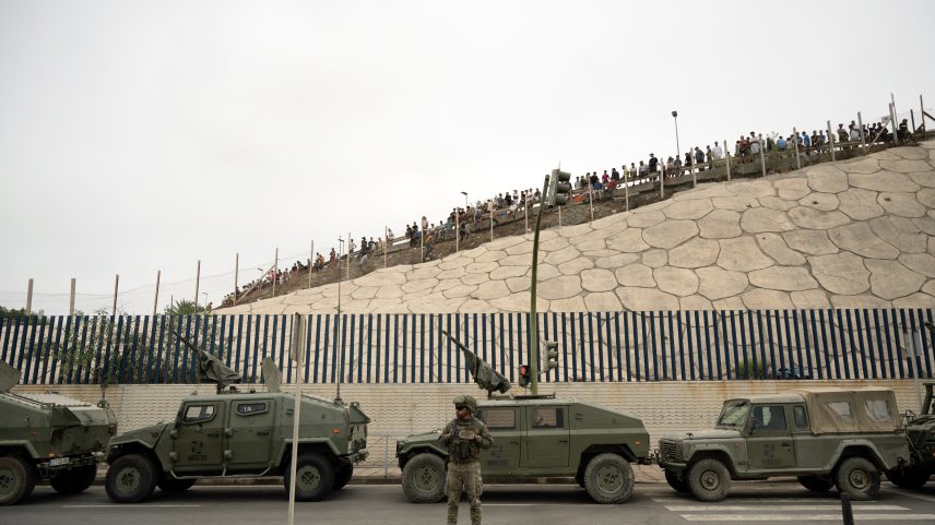 Chegada de 60 mil imigrantes a Ceuta abre crise entre Espanha e UE