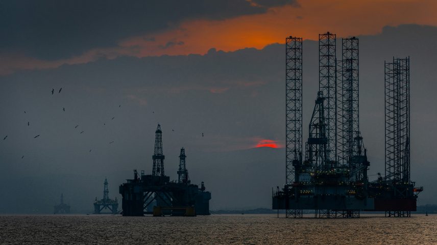 Navios sofrem ataques no Estreito de Ormuz durante funeral de Aiatolá