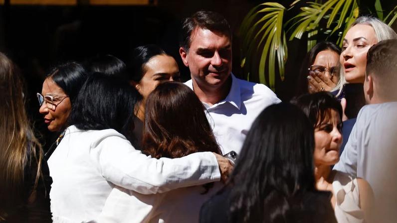 Mulher na vice de Flávio vira consenso após crise com Michelle, mas perfil expõe disputa no PL