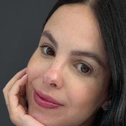 Sthefany Brito comemora 39 anos com bolo simples ao lado de marido e filhos