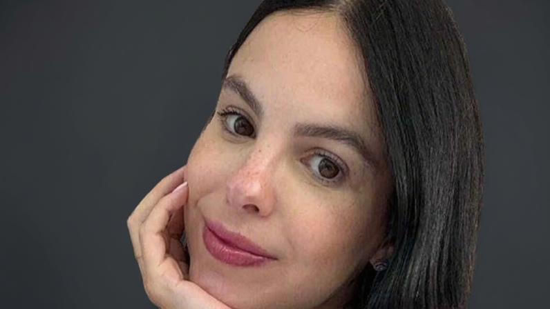 Sthefany Brito comemora 39 anos com bolo simples ao lado de marido e filhos