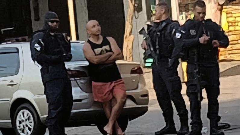 Policial alegou ter sido agredido e que o homem tentou tomar sua arma