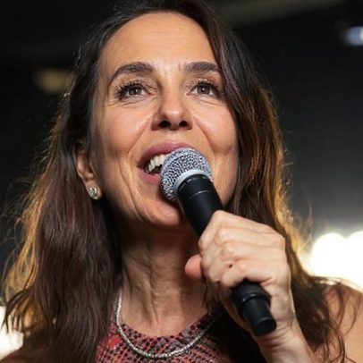 Ivete Sangalo posa com as filhas gêmeas no Rio São Francisco