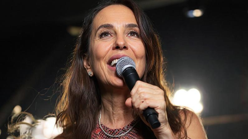 Ivete Sangalo posa com as filhas gêmeas no Rio São Francisco