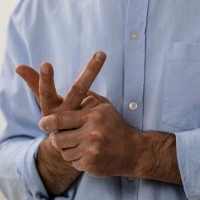 Estalar os dedos: o que realmente acontece no corpo