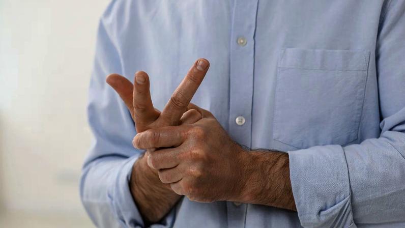 Estalar os dedos: o que realmente acontece no corpo
