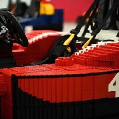 Pilotos de F1 correm com carro de brinquedo no GP da Inglaterra