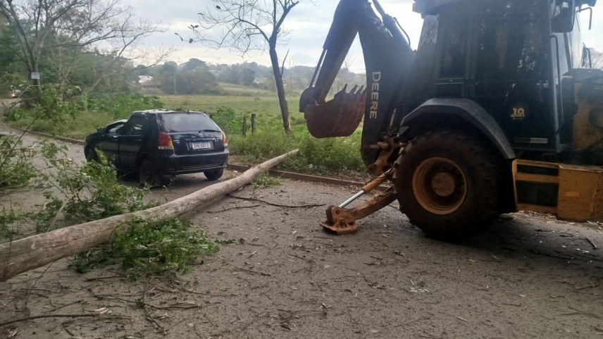 Vendaval deixa três mortos e provoca estragos em SP