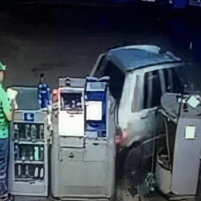 Vídeo mostra carro quase atropelando frentista em posto na Bahia