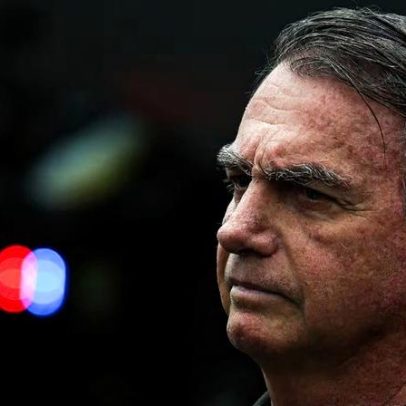 Defesa de Bolsonaro entrega armas à Polícia Federal nesta segunda