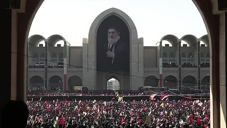 Bandeiras do líder supremo do Irã, Mojtaba Khamenei, e seu pai, o aiatolá Ali Khamenei, na Praça da Revolução, em Teerã