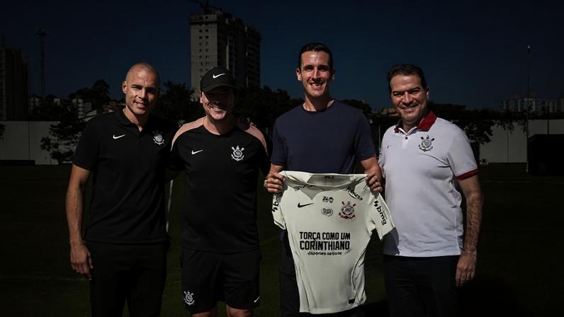 Julio César, supervisor de futebol; Fernando Diniz, treinador; Paulo Victor Gomes, técnico da Seleção Brasileira de base; e Marcelo Paz, executivo de futebol do Corinthians. (Foto: Rodrigo Gazzanel/Agência Corinthians)