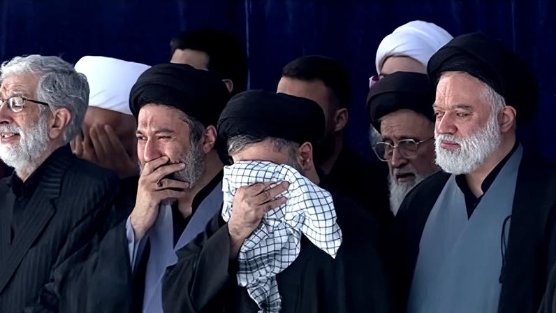 Mostafa, Masoud e Meysam Khamenei foram vistos lamentando a morte de seu pai, bem como a dos outros quatro membros da família assassinados