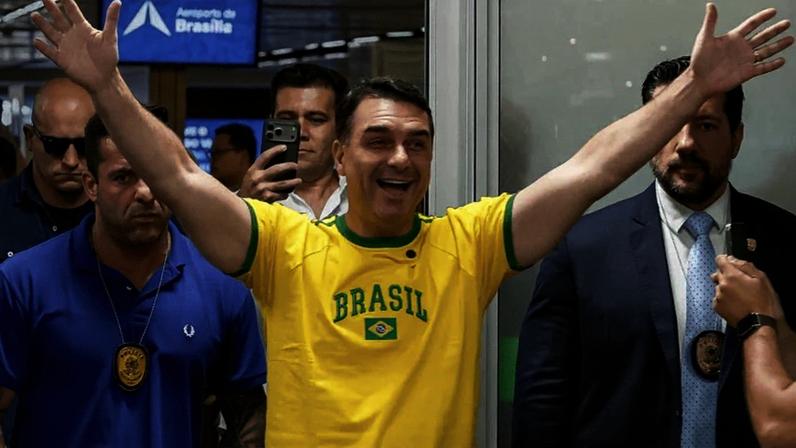 Pré-candidato a presidente Flávio Bolsonaro com a camiseta do Brasil. Ele assiste ao jogo contra a Noruega de Washington