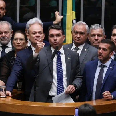 Banco Master: Flávio responde supostas acusações de Michelle Bolsonaro: "Completamente desinformada"